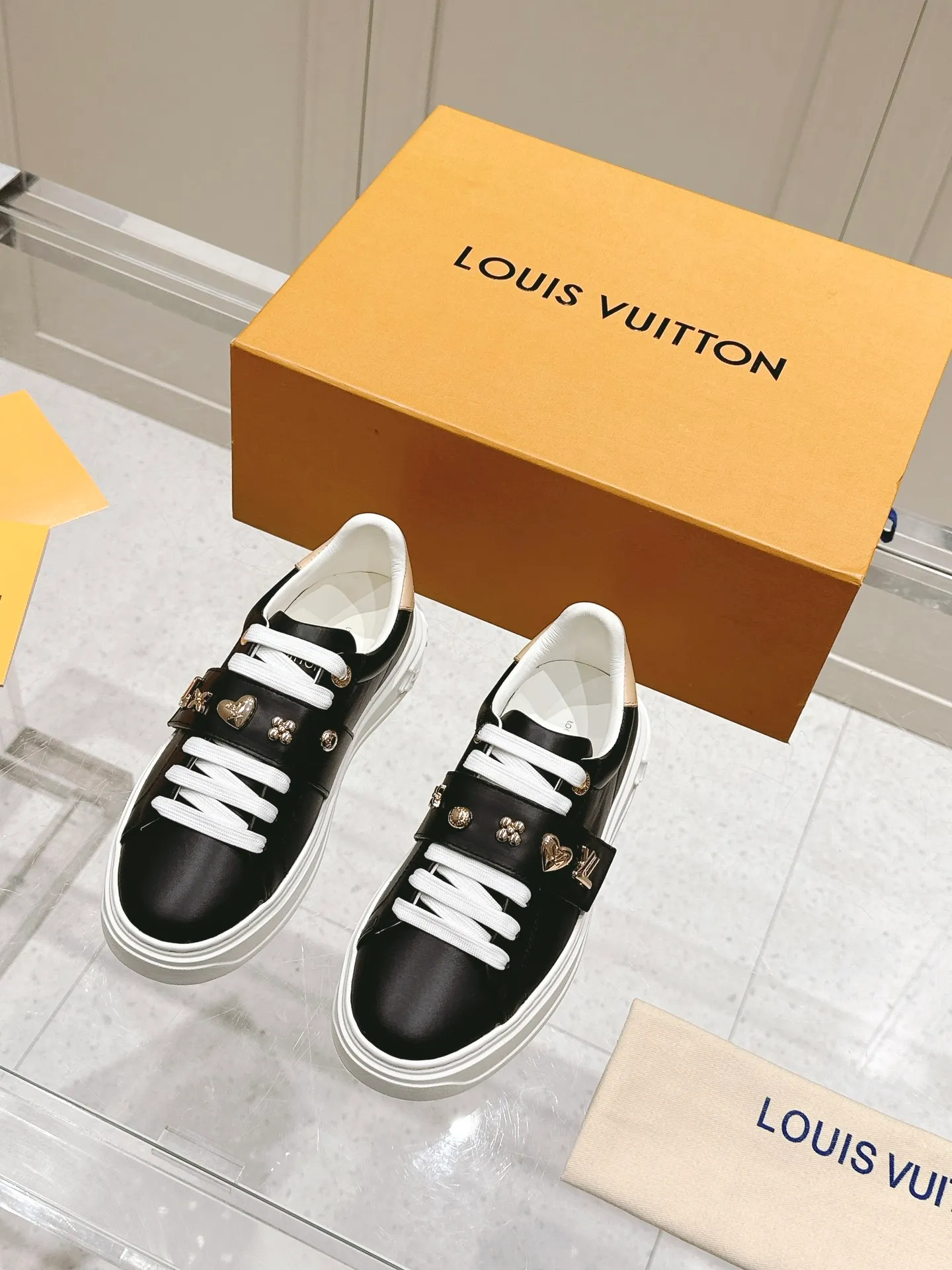 💕💕Factory direct selling price p640💕💕 LV Xiaolujia new white shoes, only women's model, evergreen style all year round, needless to say the quality of materials, small metal buckles with calfskin, the feeling of eternity at a glance❣️ Size: 35-40 (order 41)